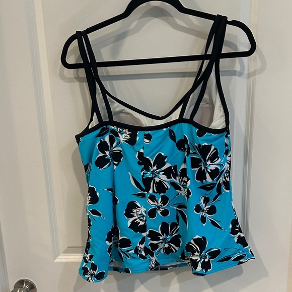 End of summer clear out 🔥Make an offer!! Miraclesuit Floral Camisole - Picture 3 of 3